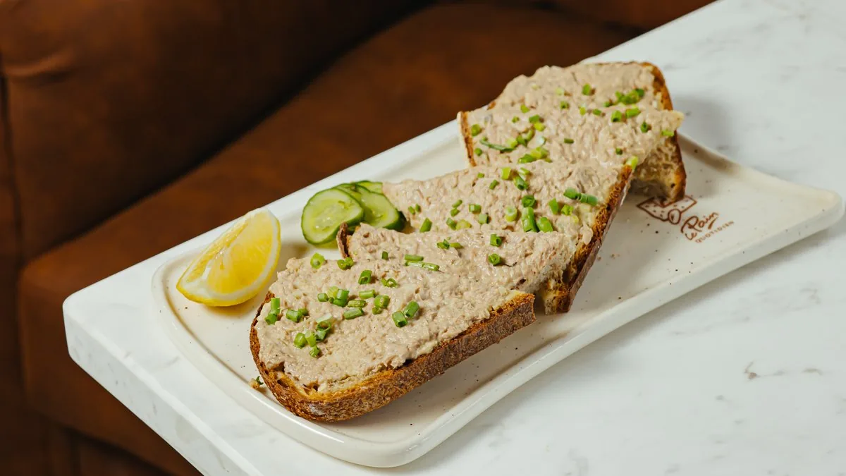 Tuna və humuslu tartin